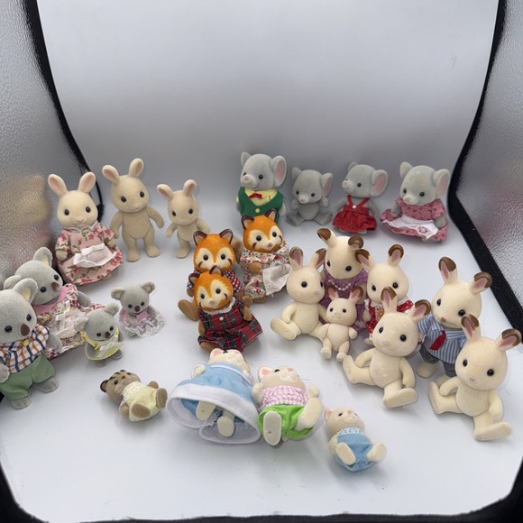 HUGE Calico Critter Sylvanian Families Lil LOT, figures & Clothing - Picture 1 of 8